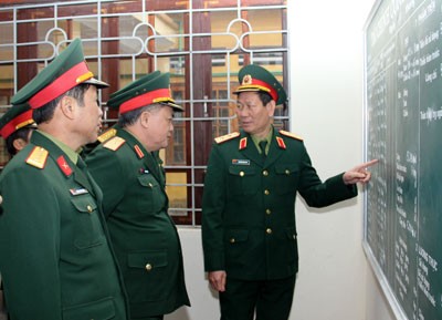 Trung tướng Nguyễn Vĩnh Phú và Thiếu tướng Dương Hiền, Phó Tư lệnh Quân khu 1 kiểm tra tài chính công khai ở Trung tâm Huấn luyện dự bị động viên, Bộ CHQS tỉnh Lạng Sơn.